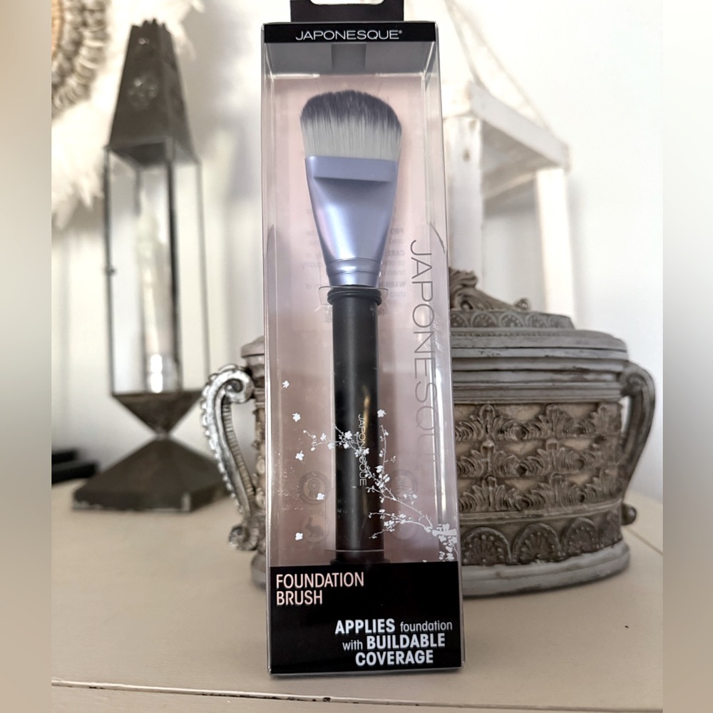 Japonesque Foundation Brush Synthetic Bristles for All Foundation Formulas